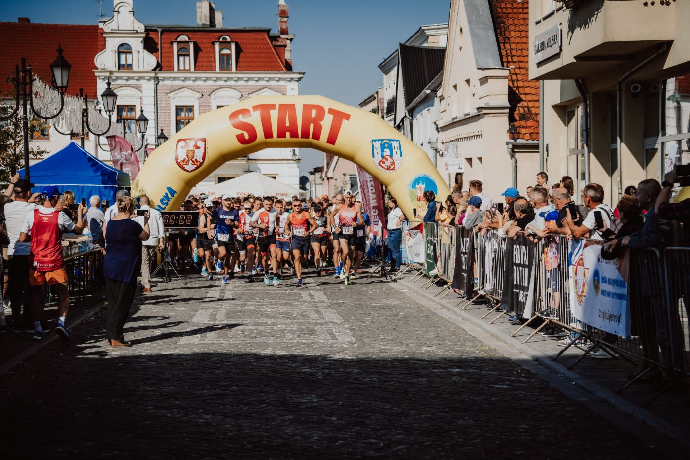 IX Bieg Nadziei, 2024 — peleton pod bramą startową
